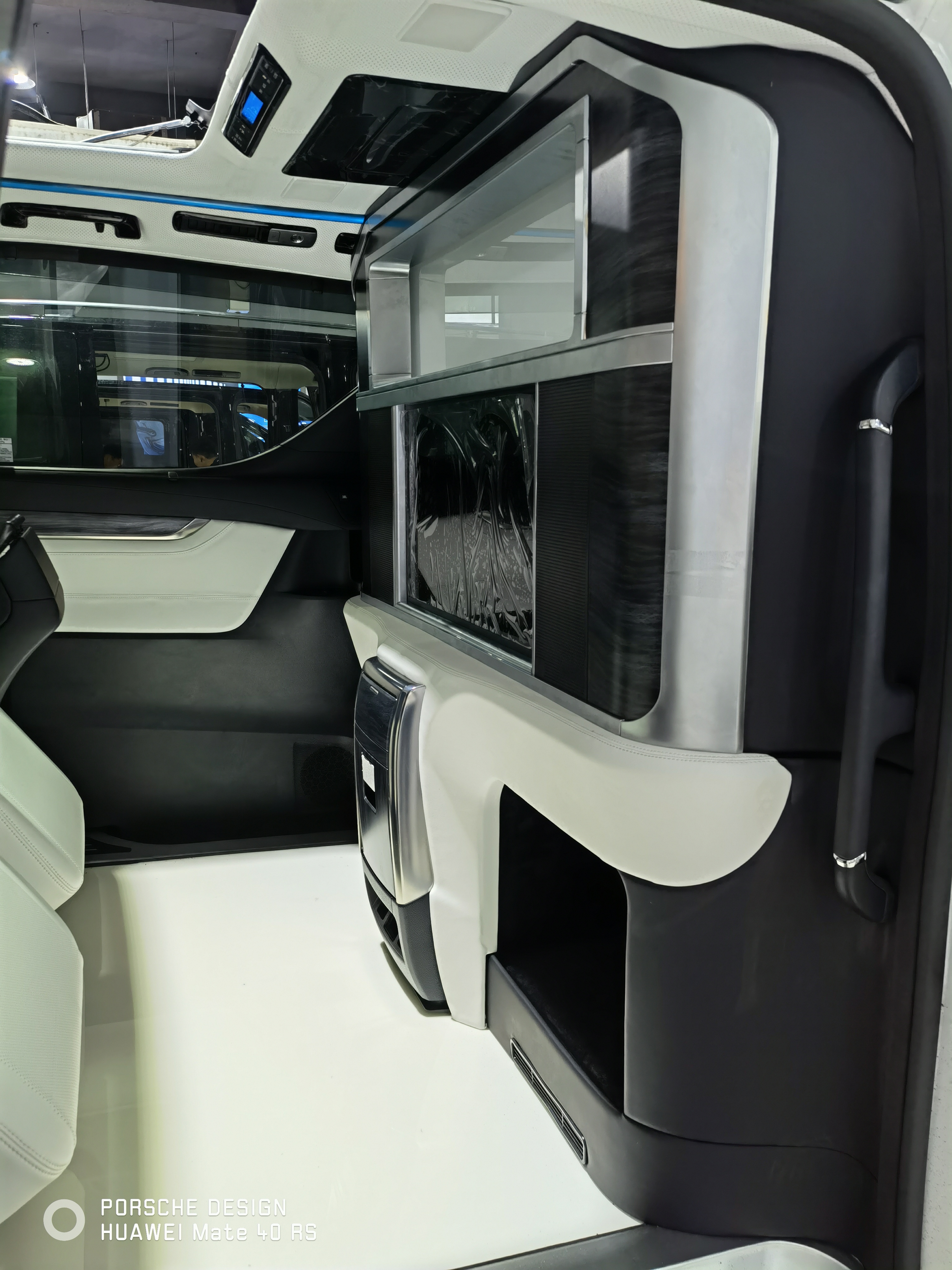 Partición completa del coche vip del minibús HWHongRV con TV para la furgoneta limusina