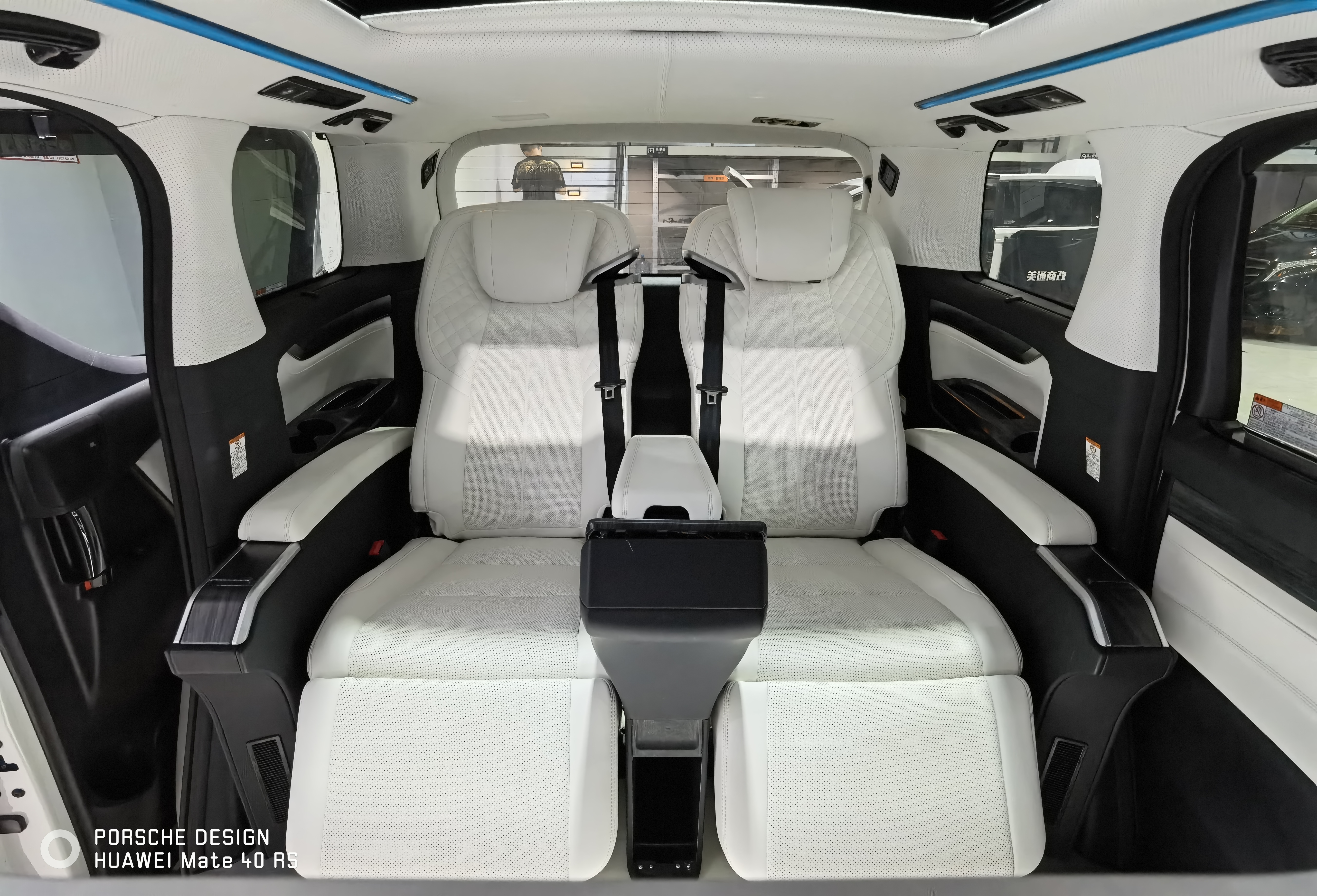 Partición completa del coche vip del minibús HWHongRV con TV para la furgoneta limusina